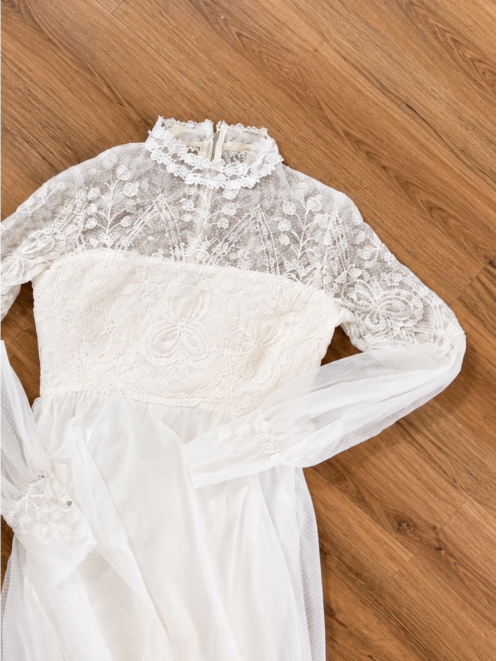 Vintage| Elegant White Lace High-Neck Wedding Dress - Picture 5 of 8
